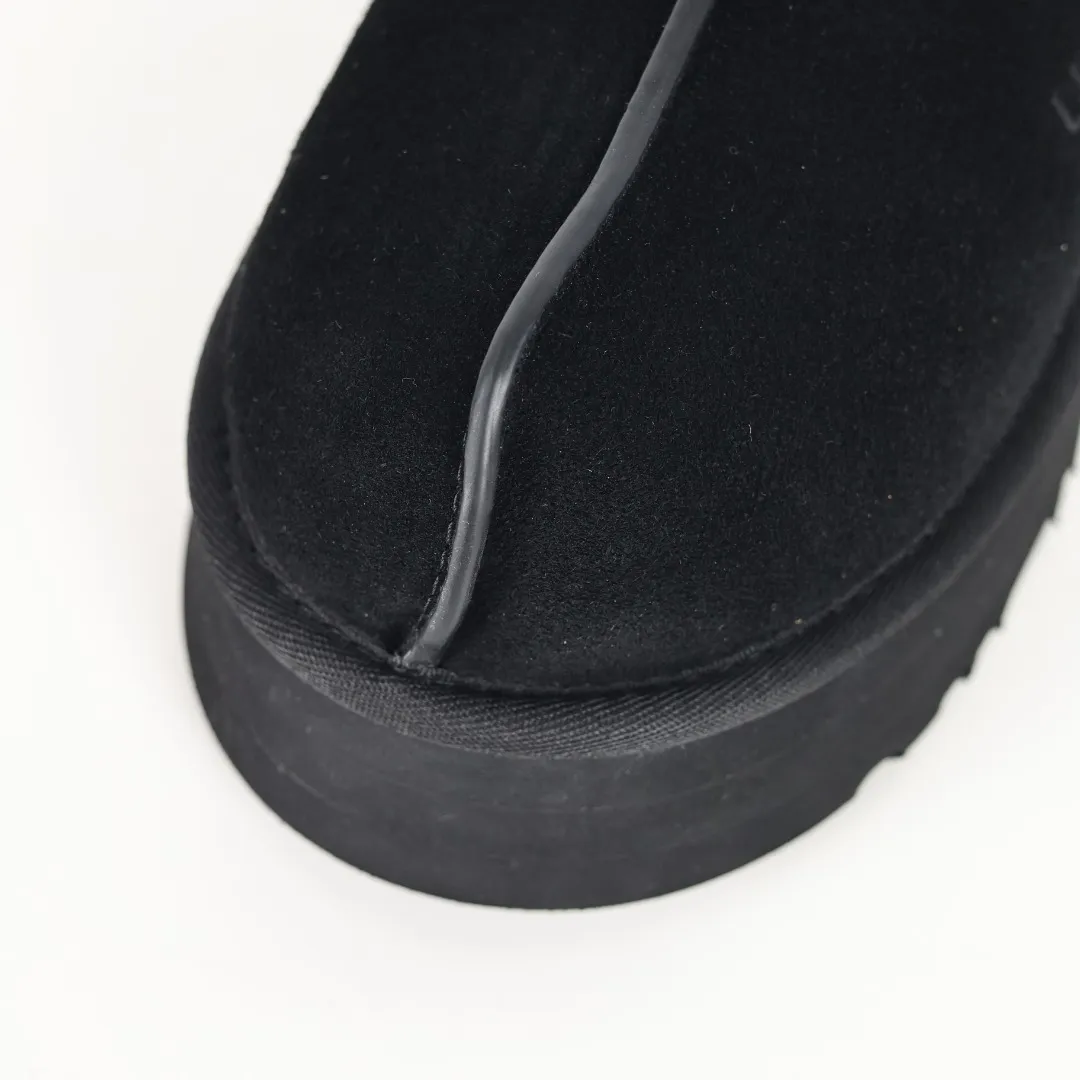 Pick up locally 💰520 Core recommendation with good price In recent years, uug has launched a series of styles, which are partially geared towards the preferences of young consumers and have also moved to the forefront of fashion trends. Shoe body material: water-repellent coated suede upper, 17mm UGGPURE™ implanted wool insole, lightweight non-slip and comfortable rubber outsole, with brand LOGO and trademark, with full packaging Size: 35 36 37 38 39 40